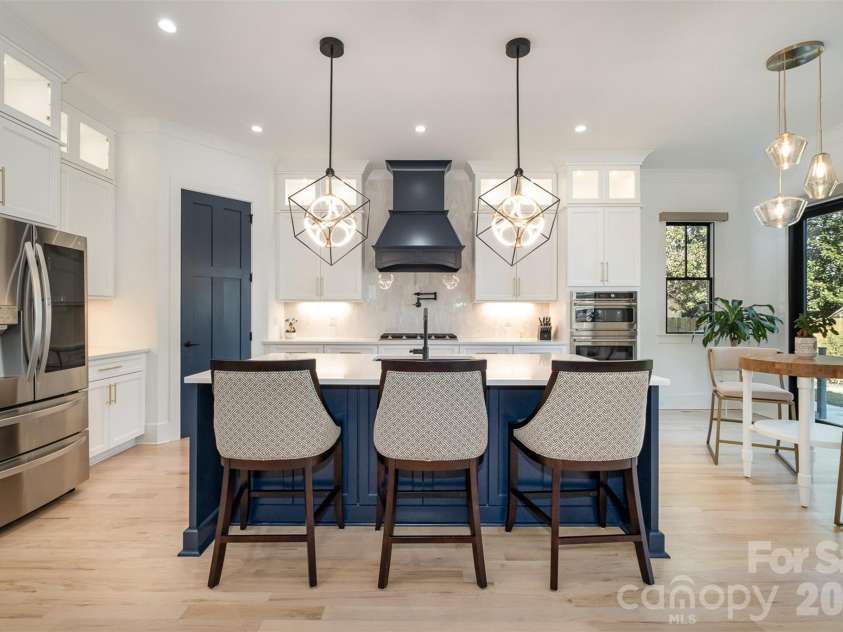 439 Melbourne Court, Charlotte, NC 28209.  MLS# CAR4386806, YatesRealty ID 34578. 