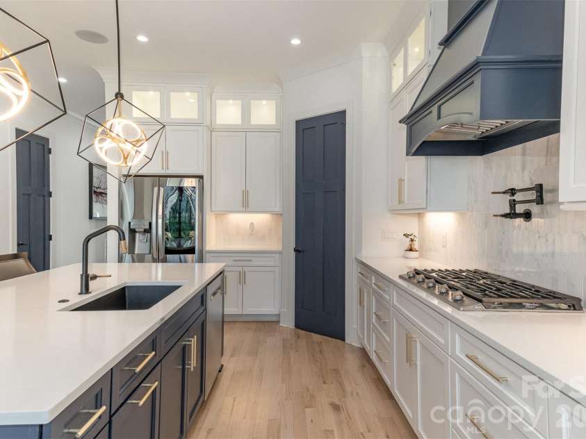 439 Melbourne Court, Charlotte, NC 28209.  MLS# CAR4386806, YatesRealty ID 34578. 
