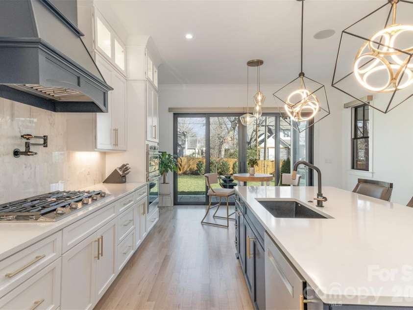 439 Melbourne Court, Charlotte, NC 28209.  MLS# CAR4386806, YatesRealty ID 34578. 