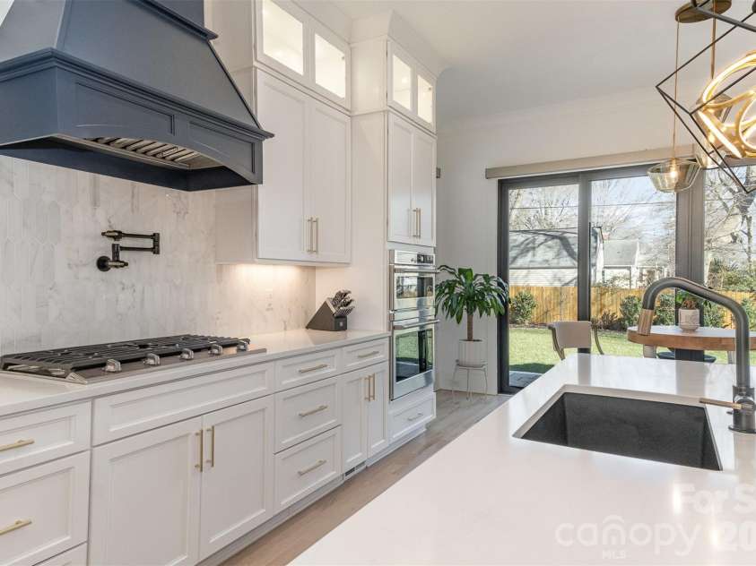 439 Melbourne Court, Charlotte, NC 28209.  MLS# CAR4386806, YatesRealty ID 34578. 
