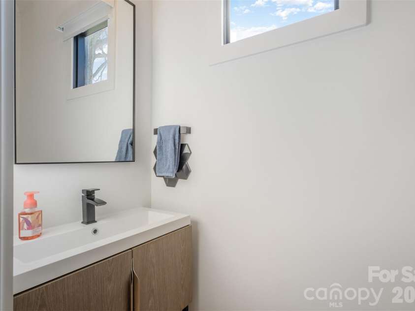 439 Melbourne Court, Charlotte, NC 28209.  MLS# CAR4386806, YatesRealty ID 34578. 
