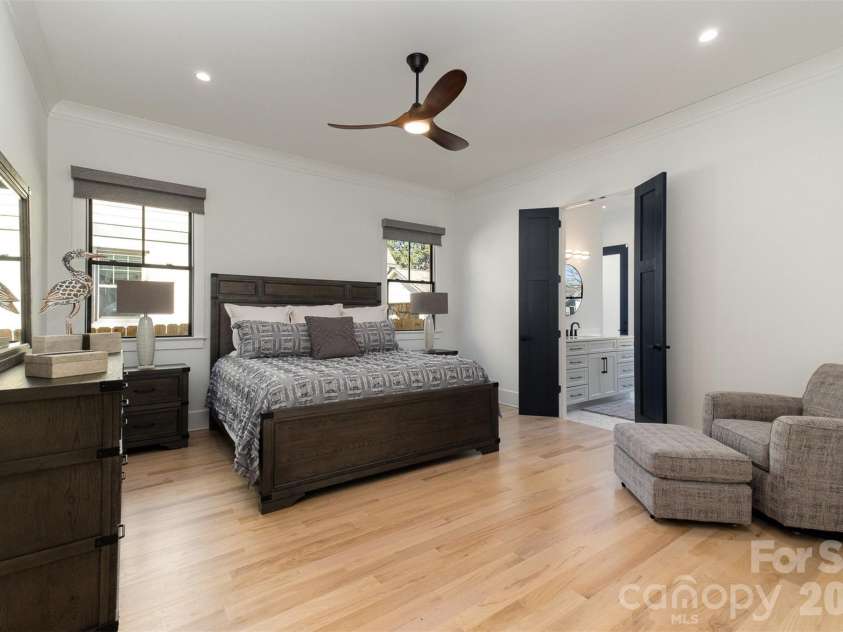 439 Melbourne Court, Charlotte, NC 28209.  MLS# CAR4386806, YatesRealty ID 34578. 