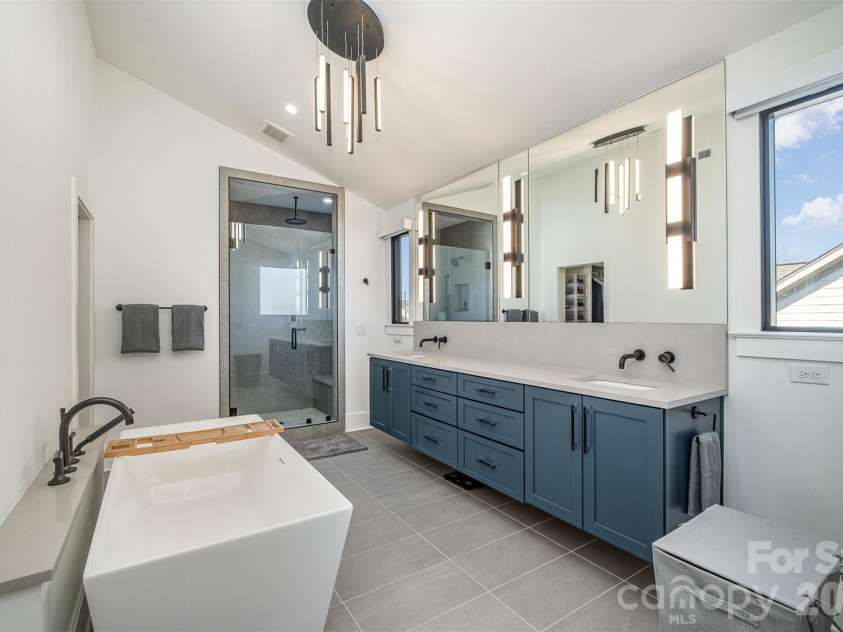 439 Melbourne Court, Charlotte, NC 28209.  MLS# CAR4386806, YatesRealty ID 34578. 