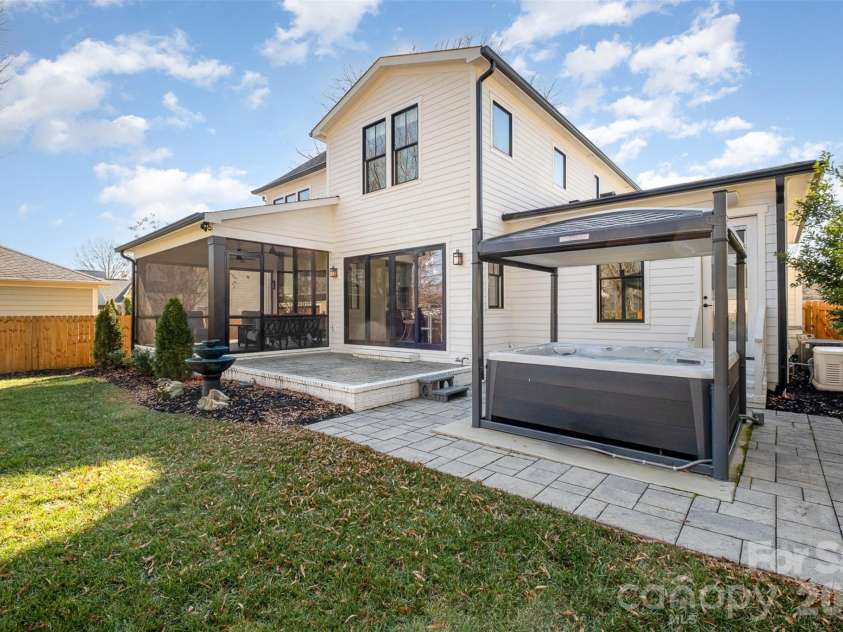 439 Melbourne Court, Charlotte, NC 28209.  MLS# CAR4386806, YatesRealty ID 34578. 