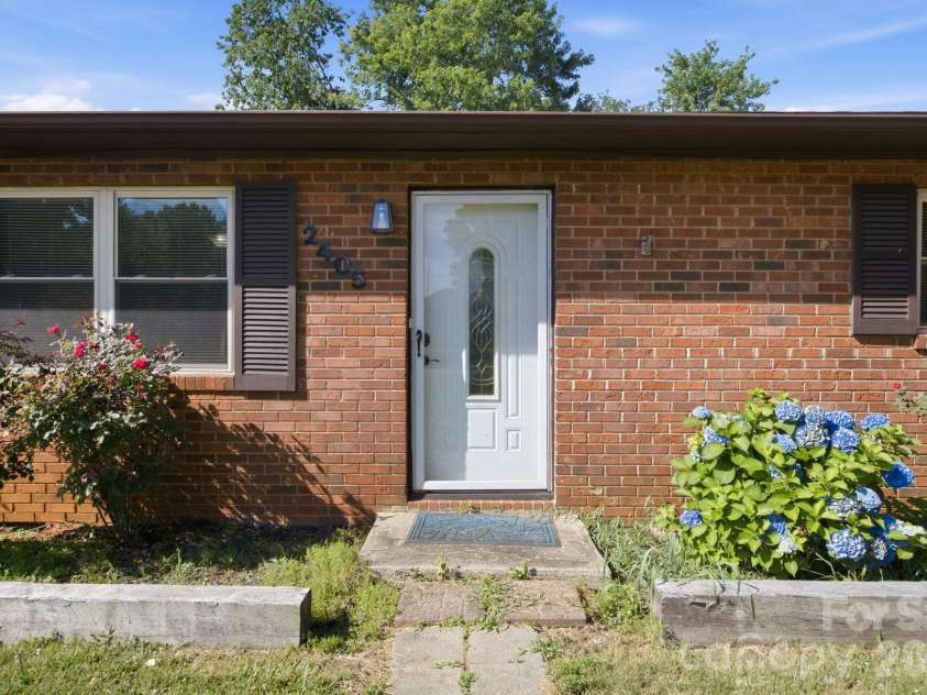 2405 2nd Street, Statesville, NC 28677.  MLS# CAR4394144, YatesRealty ID 34579. Front Entryway