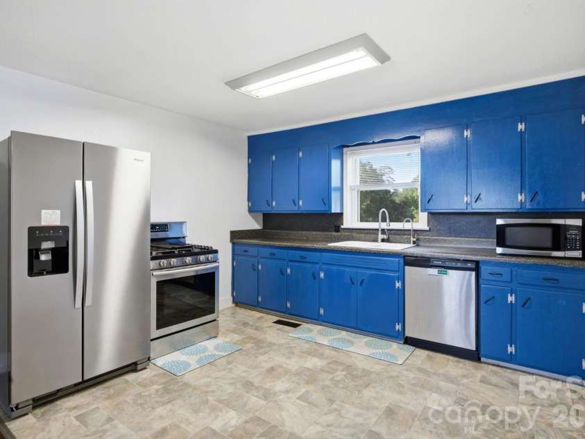 2405 2nd Street, Statesville, NC 28677.  MLS# CAR4394144, YatesRealty ID 34579. Kitchen