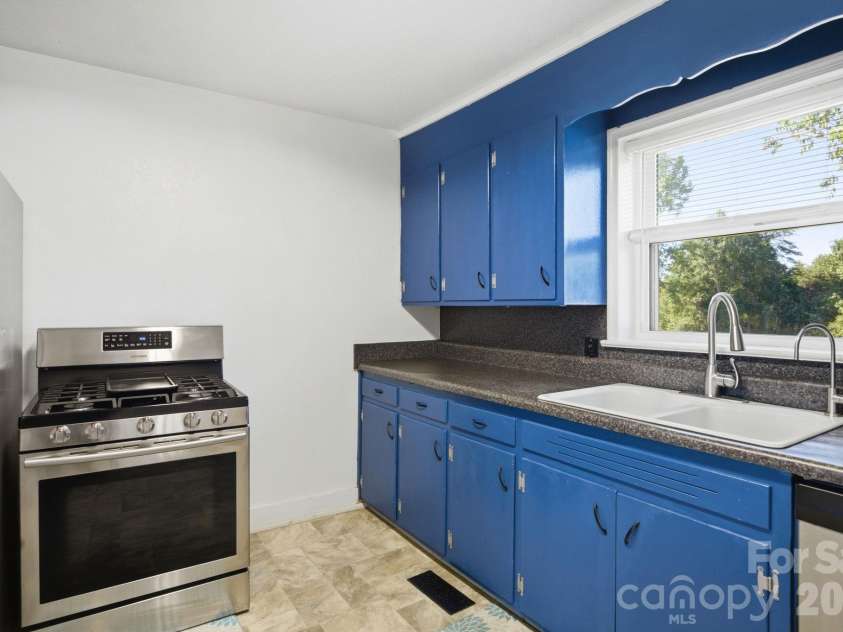 2405 2nd Street, Statesville, NC 28677.  MLS# CAR4394144, YatesRealty ID 34579. Kitchen
