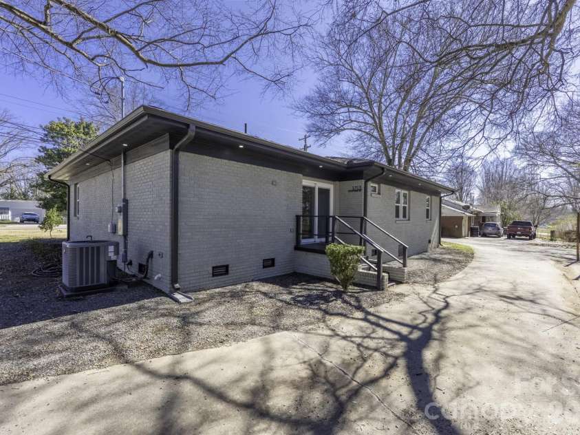 1713 Davis Park Road, Gastonia, NC 28052.  MLS# CAR4341054, YatesRealty ID 3458. 