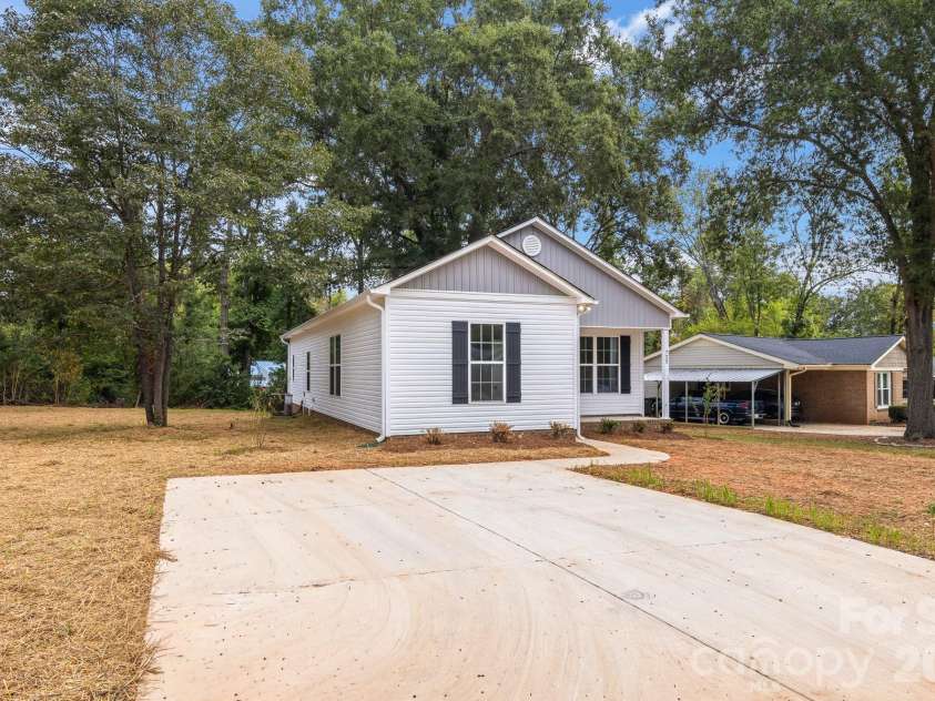 725 Rockdale Street, Rock Hill, SC 29730.  MLS# CAR4424948, YatesRealty ID 34580. 