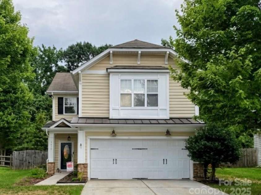 9834 Dominion Crest Drive, Charlotte, NC 28269.  MLS# CAR4291897, YatesRealty ID 34582. 