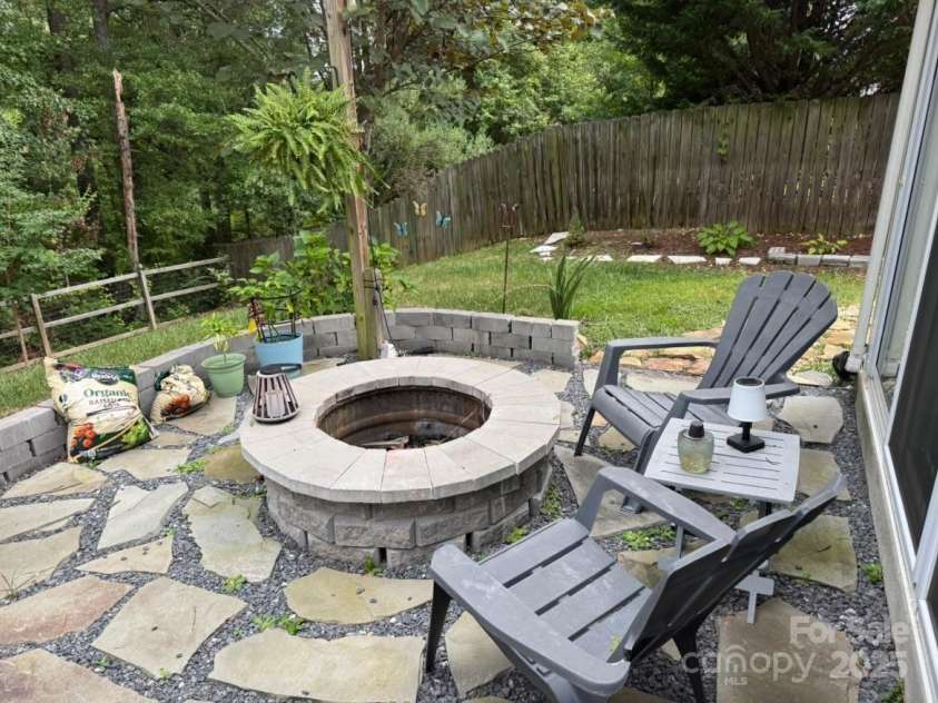 9834 Dominion Crest Drive, Charlotte, NC 28269.  MLS# CAR4291897, YatesRealty ID 34582. 