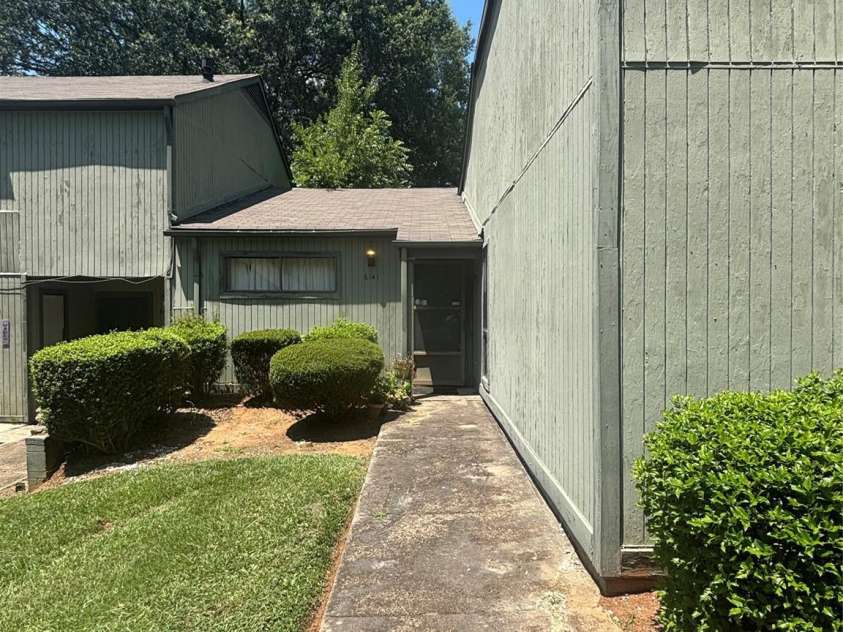 6141 Bent Tree Court, Charlotte, NC 28212.  MLS# CAR4398550, YatesRealty ID 34583. 