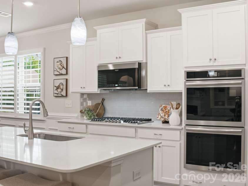 4047 Havenport Circle, Tega Cay, SC 29708.  MLS# CAR4394582, YatesRealty ID 34585. Gas cooktop, Convection microwave & double oven