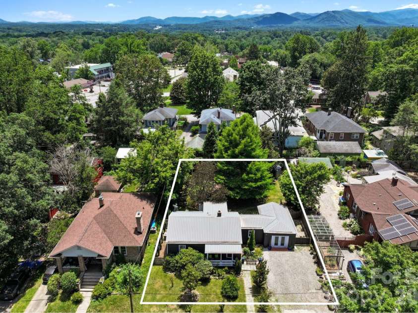 10 Eola Avenue, Asheville, NC 28806.  MLS# CAR4396087, YatesRealty ID 34586. 