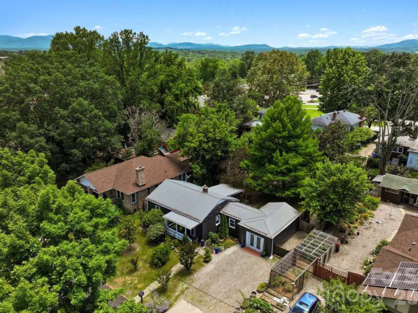 10 Eola Avenue, Asheville, NC 28806.  MLS# CAR4396087, YatesRealty ID 34586. 