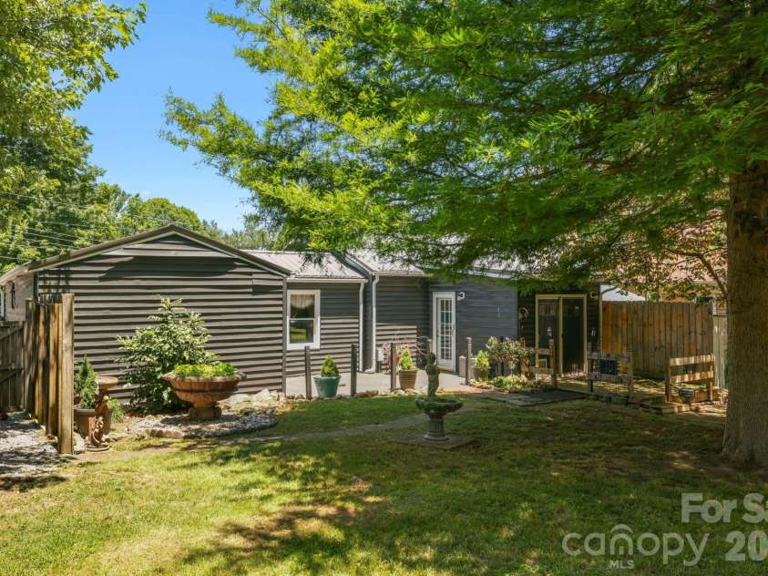 10 Eola Avenue, Asheville, NC 28806.  MLS# CAR4396087, YatesRealty ID 34586. 