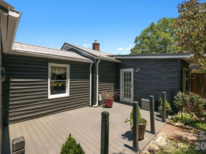 10 Eola Avenue, Asheville, NC 28806.  MLS# CAR4396087, YatesRealty ID 34586. 