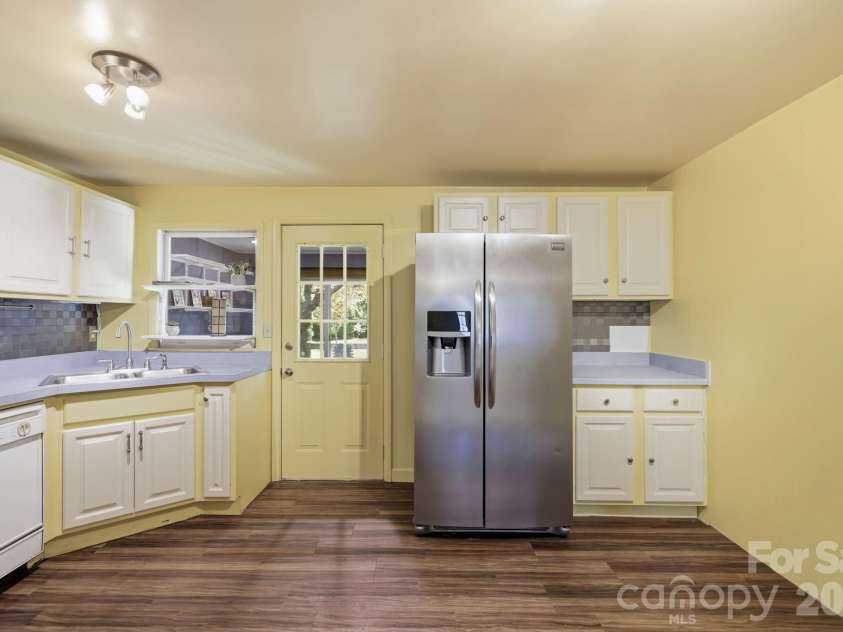 10 Eola Avenue, Asheville, NC 28806.  MLS# CAR4396087, YatesRealty ID 34586. 