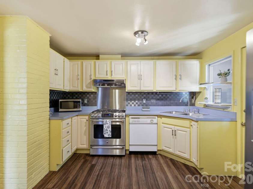10 Eola Avenue, Asheville, NC 28806.  MLS# CAR4396087, YatesRealty ID 34586. 