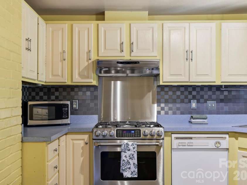 10 Eola Avenue, Asheville, NC 28806.  MLS# CAR4396087, YatesRealty ID 34586. 