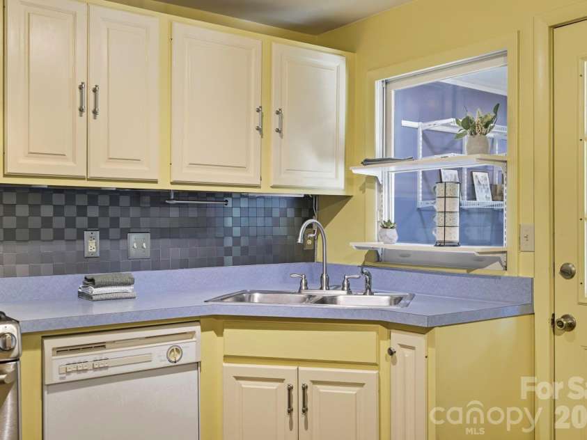 10 Eola Avenue, Asheville, NC 28806.  MLS# CAR4396087, YatesRealty ID 34586. 