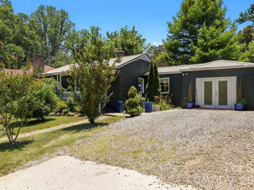10 Eola Avenue, Asheville, NC 28806.  MLS# CAR4396087, YatesRealty ID 34586. 