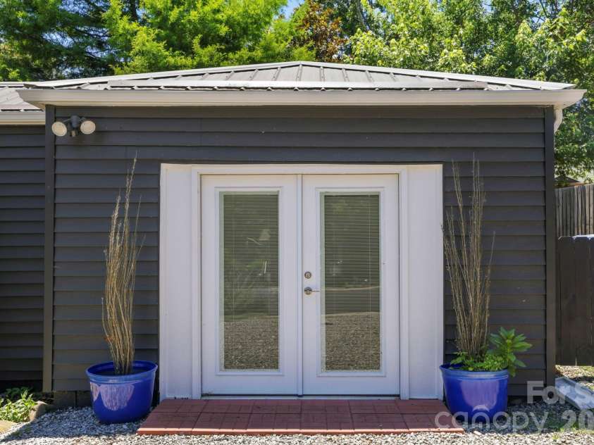 10 Eola Avenue, Asheville, NC 28806.  MLS# CAR4396087, YatesRealty ID 34586. 