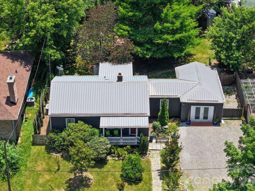 10 Eola Avenue, Asheville, NC 28806.  MLS# CAR4396087, YatesRealty ID 34586. 