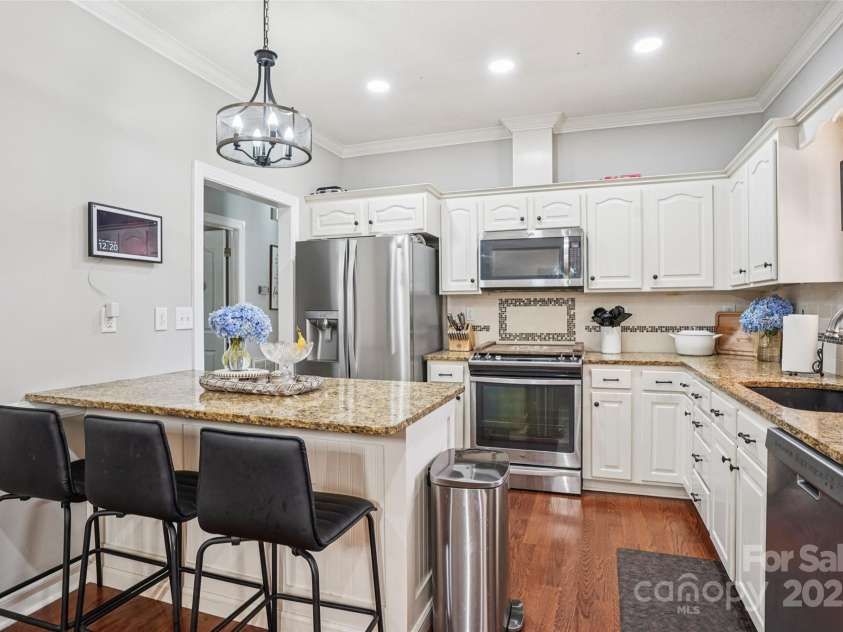 495 Gold Knob Road, Salisbury, NC 28146.  MLS# CAR4312214, YatesRealty ID 34586. Plenty of seating at the bar and in the dining room.