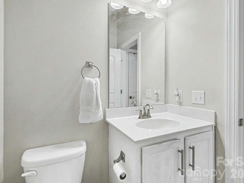 11617 Miller Road, Pineville, NC 28134.  MLS# CAR4386927, YatesRealty ID 34587. DOWNSTAIRS HALF BATH
