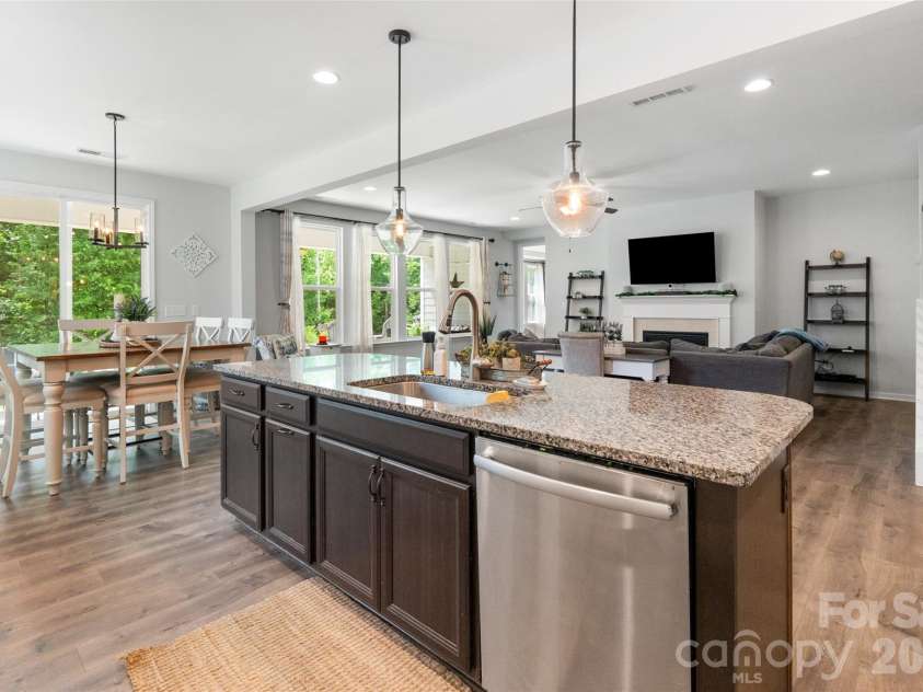 10397 Paper Birch Drive, Charlotte, NC 28215.  MLS# CAR4397748, YatesRealty ID 34590. 