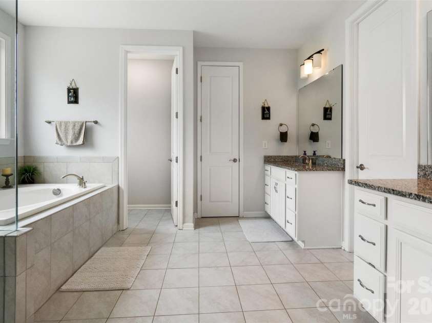 10397 Paper Birch Drive, Charlotte, NC 28215.  MLS# CAR4397748, YatesRealty ID 34590. 