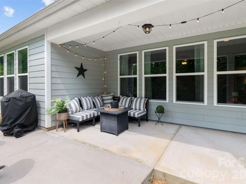 10397 Paper Birch Drive, Charlotte, NC 28215.  MLS# CAR4397748, YatesRealty ID 34590. 