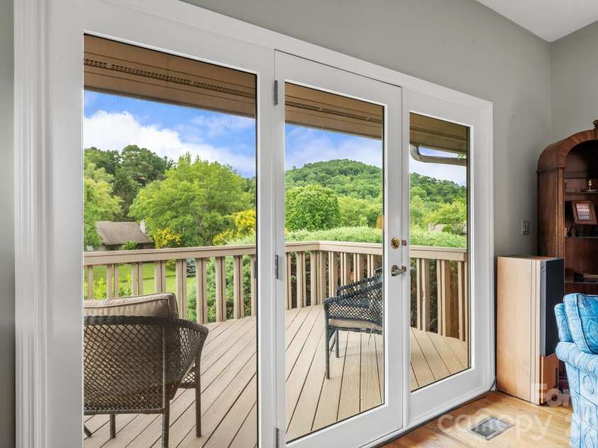 52 Clubside Drive, Asheville, NC 28804.  MLS# CAR4397131, YatesRealty ID 34594. 
