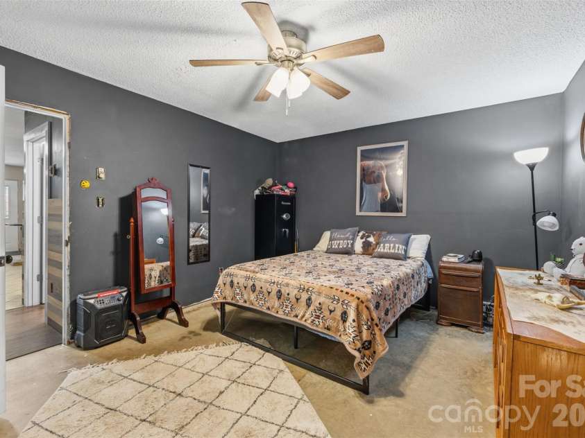 2269 Lee Roy Lane, Lenoir, NC 28645.  MLS# CAR4393336, YatesRealty ID 34595. 1st Floor Primary Bed