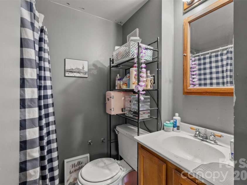 2269 Lee Roy Lane, Lenoir, NC 28645.  MLS# CAR4393336, YatesRealty ID 34595. 2nd Floor Ensuite Full Bath