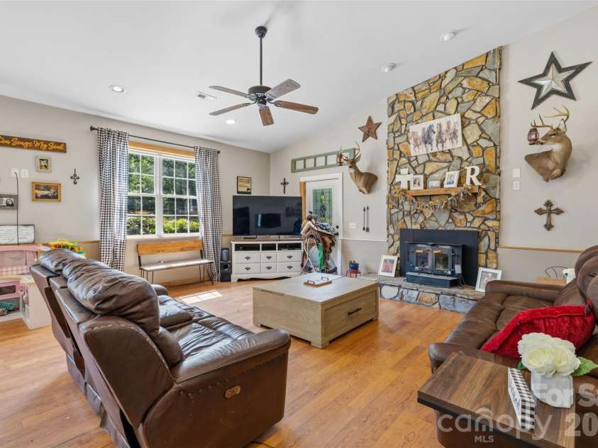 2269 Lee Roy Lane, Lenoir, NC 28645.  MLS# CAR4393336, YatesRealty ID 34595. Living Room