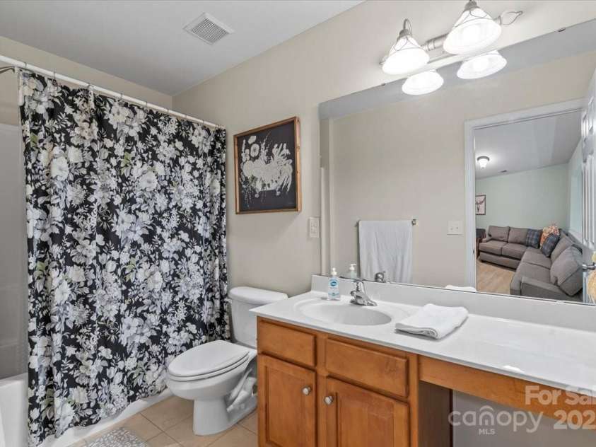 19241 Lake Norman Cove Drive, Cornelius, NC 28031.  MLS# CAR4283303, YatesRealty ID 34596. Full bathroom upstairs