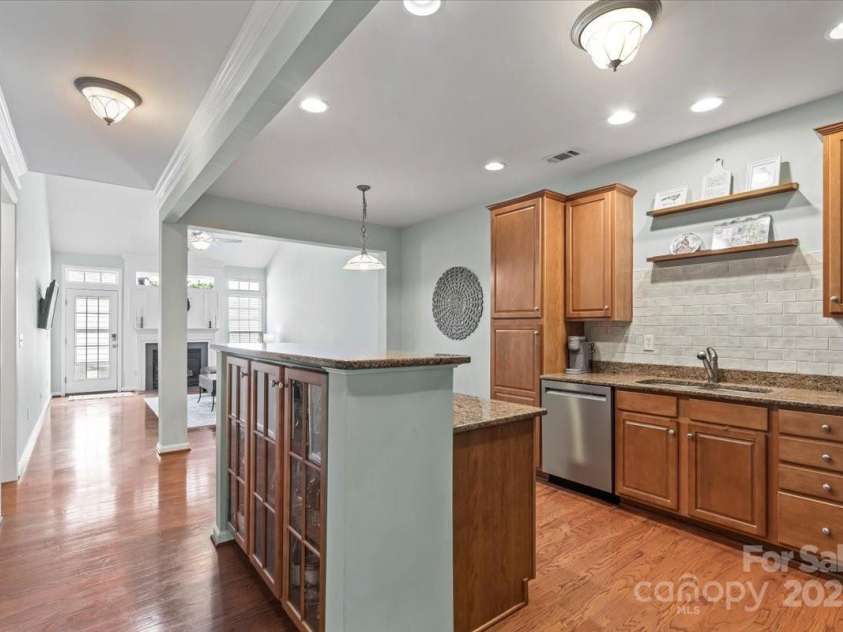 19241 Lake Norman Cove Drive, Cornelius, NC 28031.  MLS# CAR4283303, YatesRealty ID 34596. Kitchen offers plenty of cabinet space