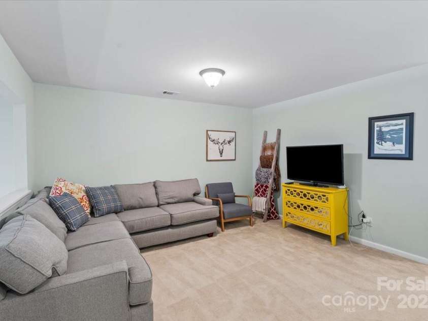 19241 Lake Norman Cove Drive, Cornelius, NC 28031.  MLS# CAR4283303, YatesRealty ID 34596. Loft