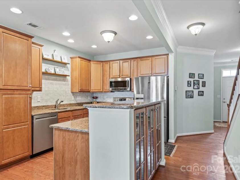 19241 Lake Norman Cove Drive, Cornelius, NC 28031.  MLS# CAR4283303, YatesRealty ID 34596. New tile backsplash