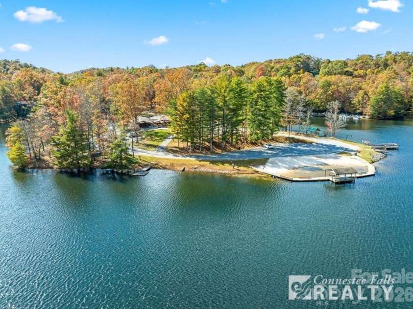 3125 Connestee Trail, Brevard, NC 28712.  MLS# CAR4396358, YatesRealty ID 34599. Connestee's 4 pristine lakes make this community uniquely attractive