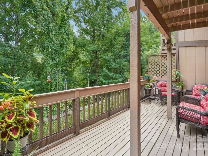 37 George Circle, Maggie Valley, NC 28751.  MLS# CAR4292048, YatesRealty ID 34602. 