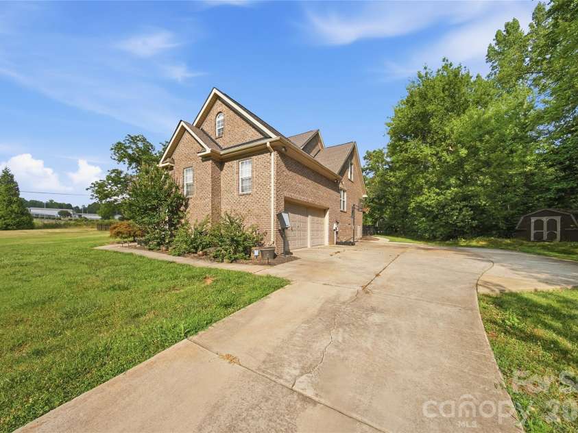 3724 Anderson Mountain Road, Maiden, NC 28650.  MLS# CAR4398584, YatesRealty ID 34607. 