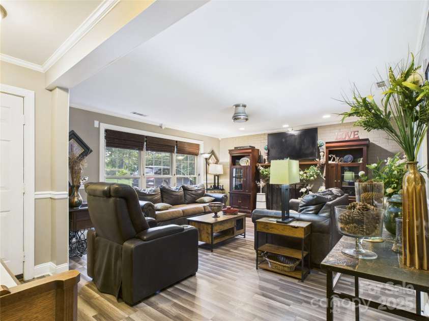 112 30th Avenue, Hickory, NC 28601.  MLS# CAR4288031, YatesRealty ID 34608. 