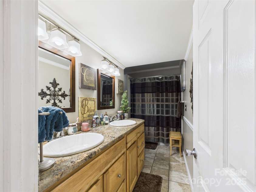 112 30th Avenue, Hickory, NC 28601.  MLS# CAR4288031, YatesRealty ID 34608. 