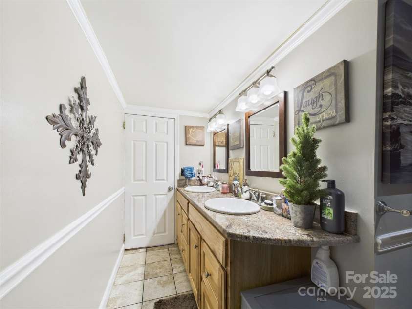 112 30th Avenue, Hickory, NC 28601.  MLS# CAR4288031, YatesRealty ID 34608. 