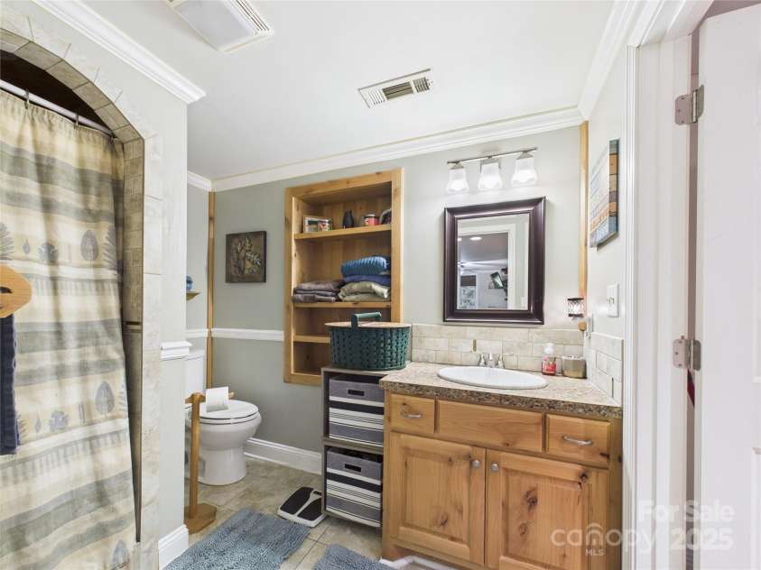 112 30th Avenue, Hickory, NC 28601.  MLS# CAR4288031, YatesRealty ID 34608. 