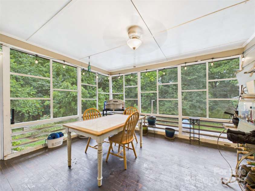 112 30th Avenue, Hickory, NC 28601.  MLS# CAR4288031, YatesRealty ID 34608. 