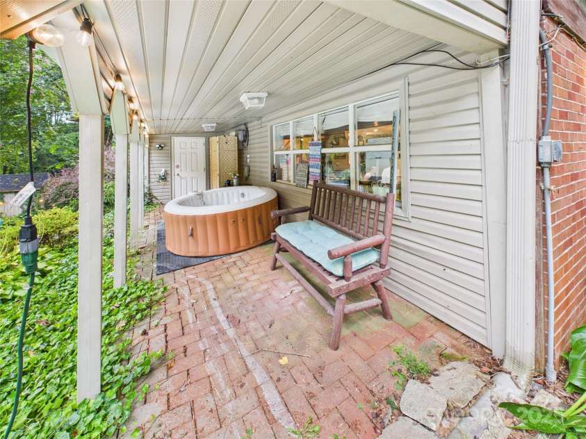 112 30th Avenue, Hickory, NC 28601.  MLS# CAR4288031, YatesRealty ID 34608. 